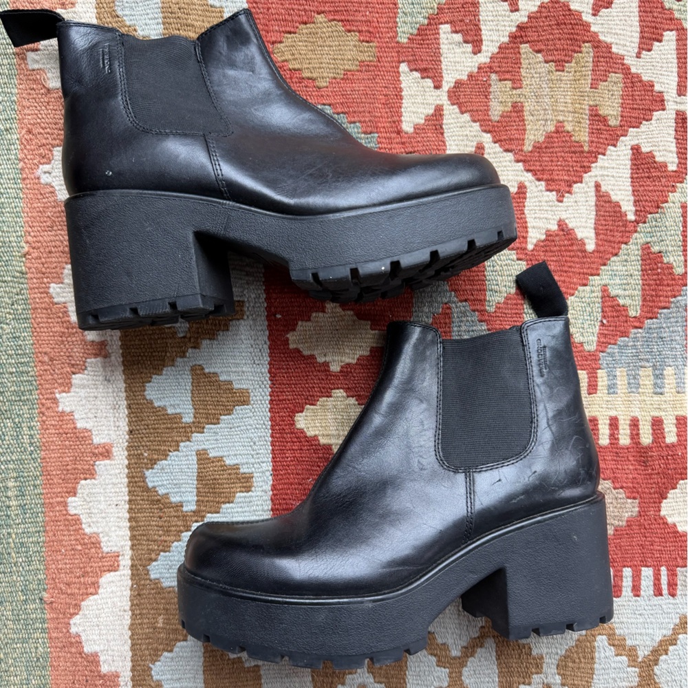 Vagabond Dioon Black Platform Lugsole Chelsea Boots